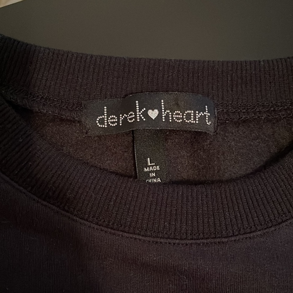 DEREK HEART Cropped Sweatshirt - Picture 3 of 4